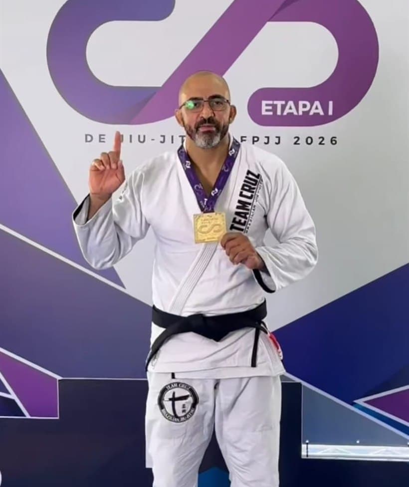 Professor Rogério Sampaio, faixa-preta da Team Cruz, com medalha de ouro no Circuito Paulista de Jiu-Jitsu FPJJ 2026